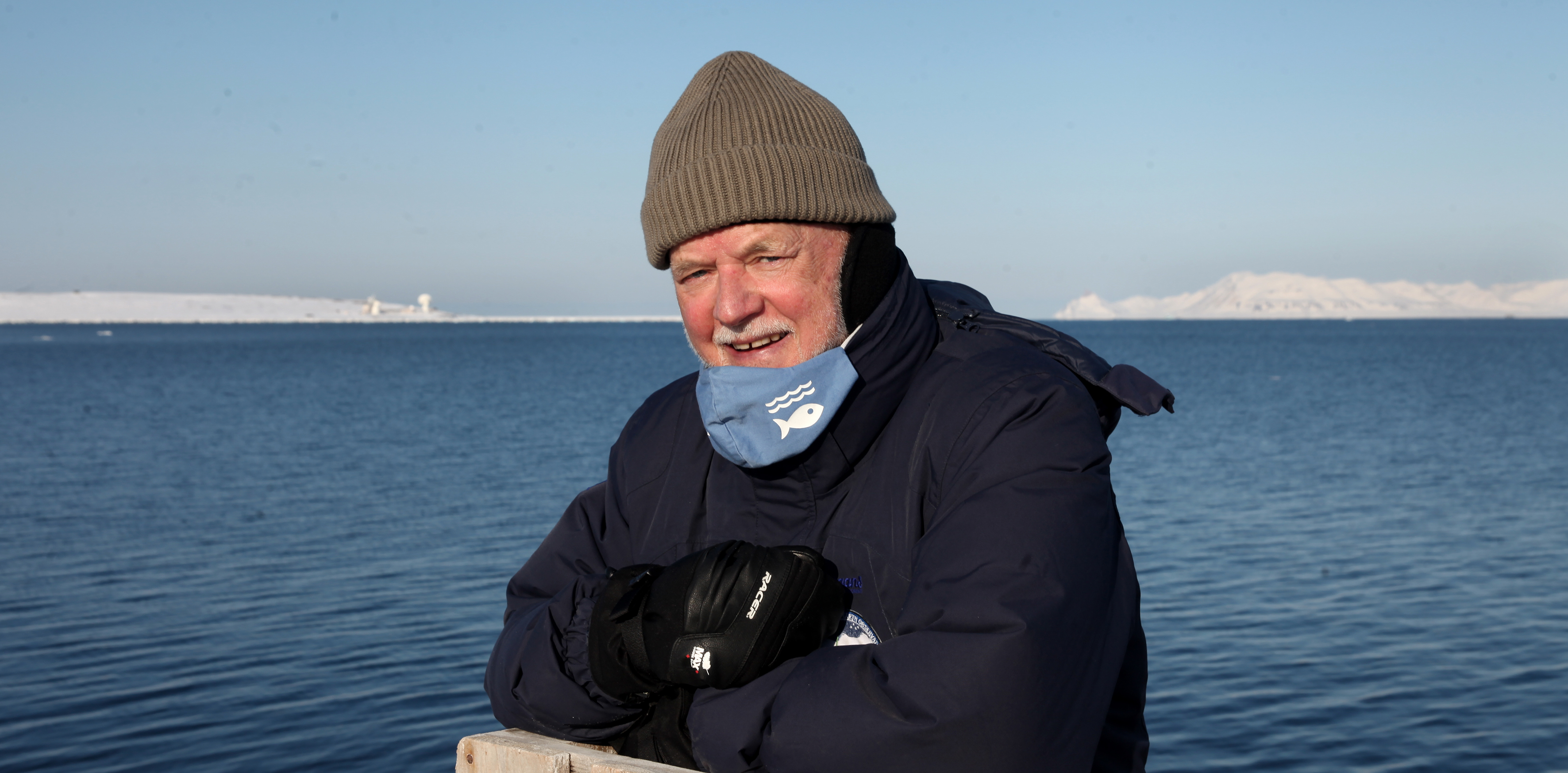 Portrettfoto av Peter Thomson, FNs generalsekret&aelig;rs spesialutsending for hav og FNs globale geodesiambassad&oslash;r, i sn&oslash;kledte omgivelser i Ny-&Aring;lesund. Foto: Bj&oslash;rn-Owe Holmberg