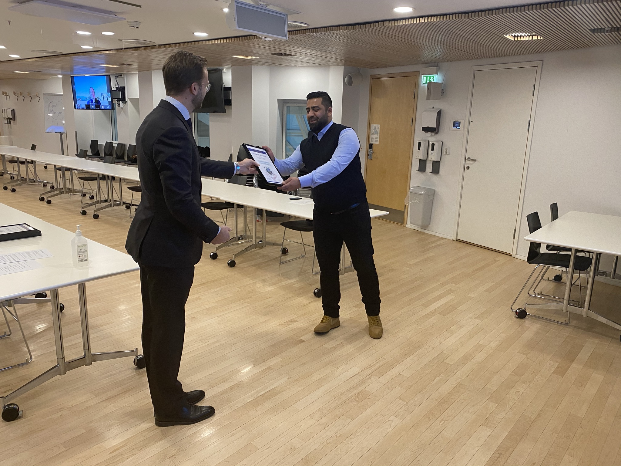Statsr&aring;d Nikolai Astrup gir diplom til Osman Mohammad Ibrahim