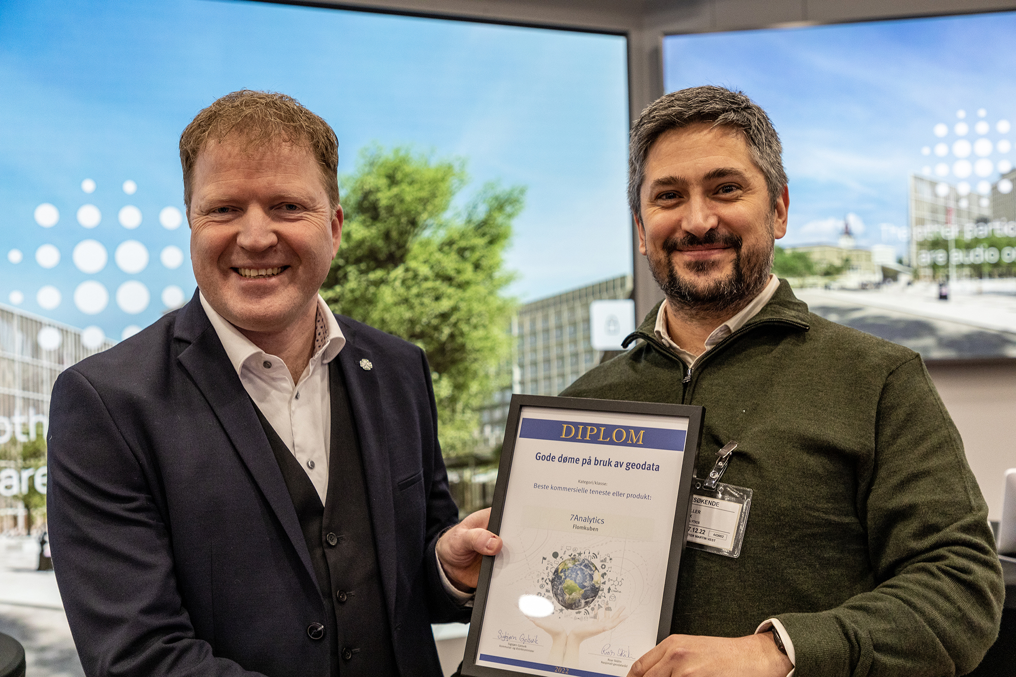 Kommunal- og distriktsminister Sigbj&oslash;rn Gjelsvik og GIS-spesialist Max Koller fr&aring; 7Analytics.