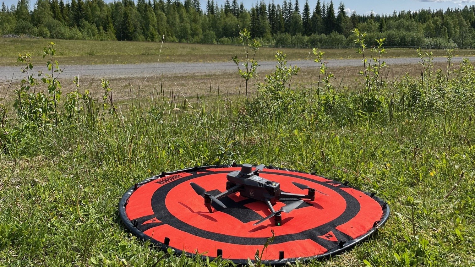 Drone p&aring; bakken med gr&oslash;nt gress p&aring; alle kanter