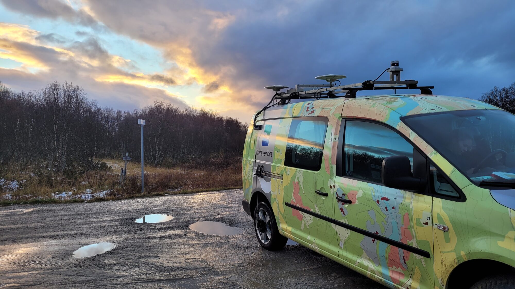 Bil fra Kartverket med posisjonsantenne på taket.