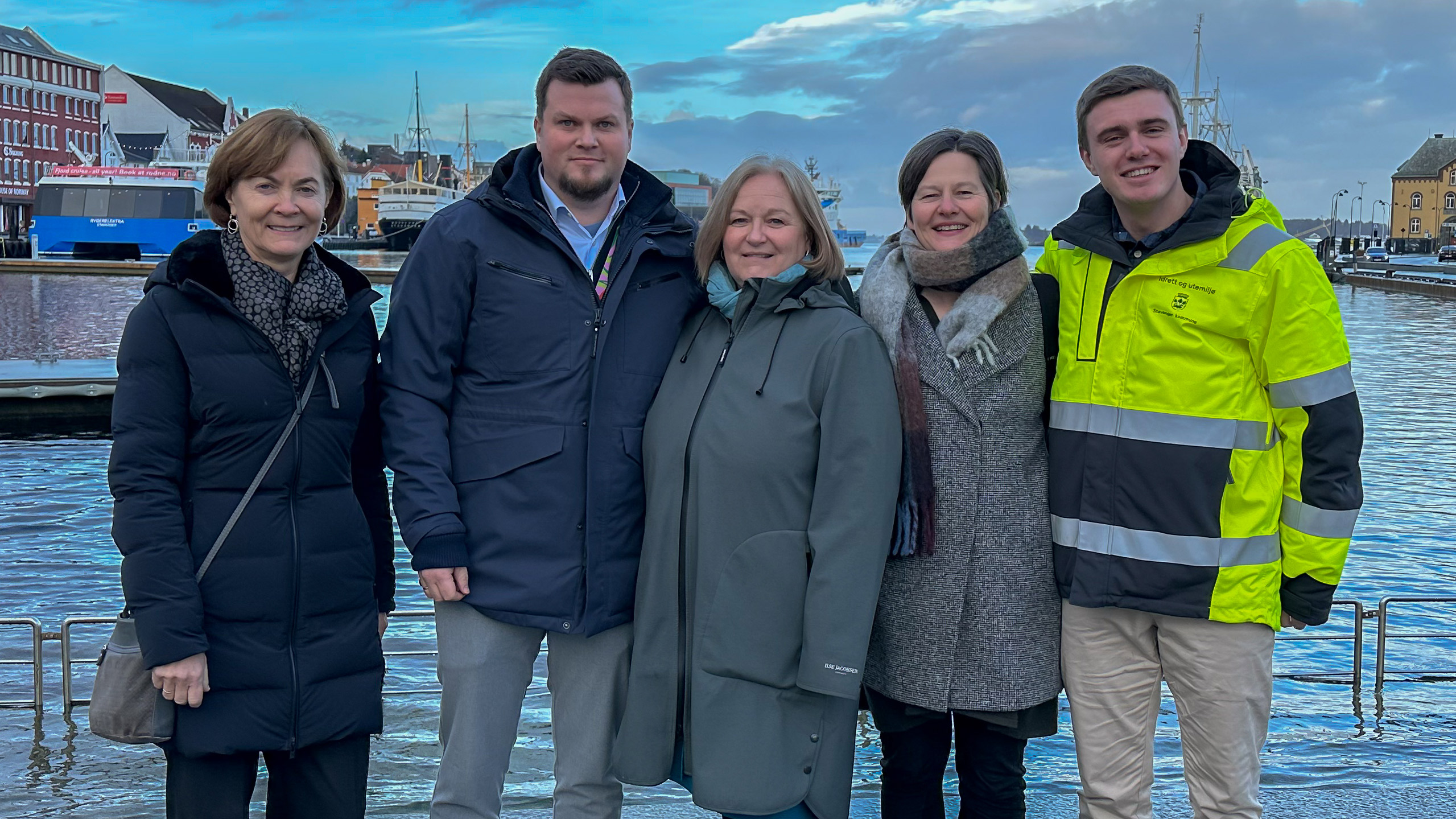 Tre kvinner og to menn står i Vågen i Stavanger en vinterformiddag.