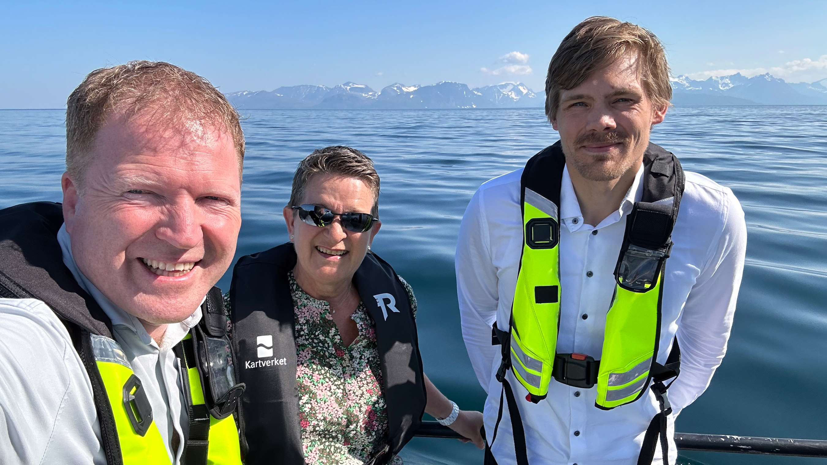Sibj&oslash;rn Gjelsvik, Birte Noer Borrevik og Ove Bitsch Olsen om bord i b&aring;ten MB Anda. Utsikt til havstilla i Skjerv&oslash;y.