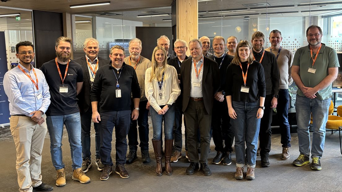Personale fra Kartverkets NRL-team sammen med Luftfartstilsynet og BKK på kontoret i Bergen.