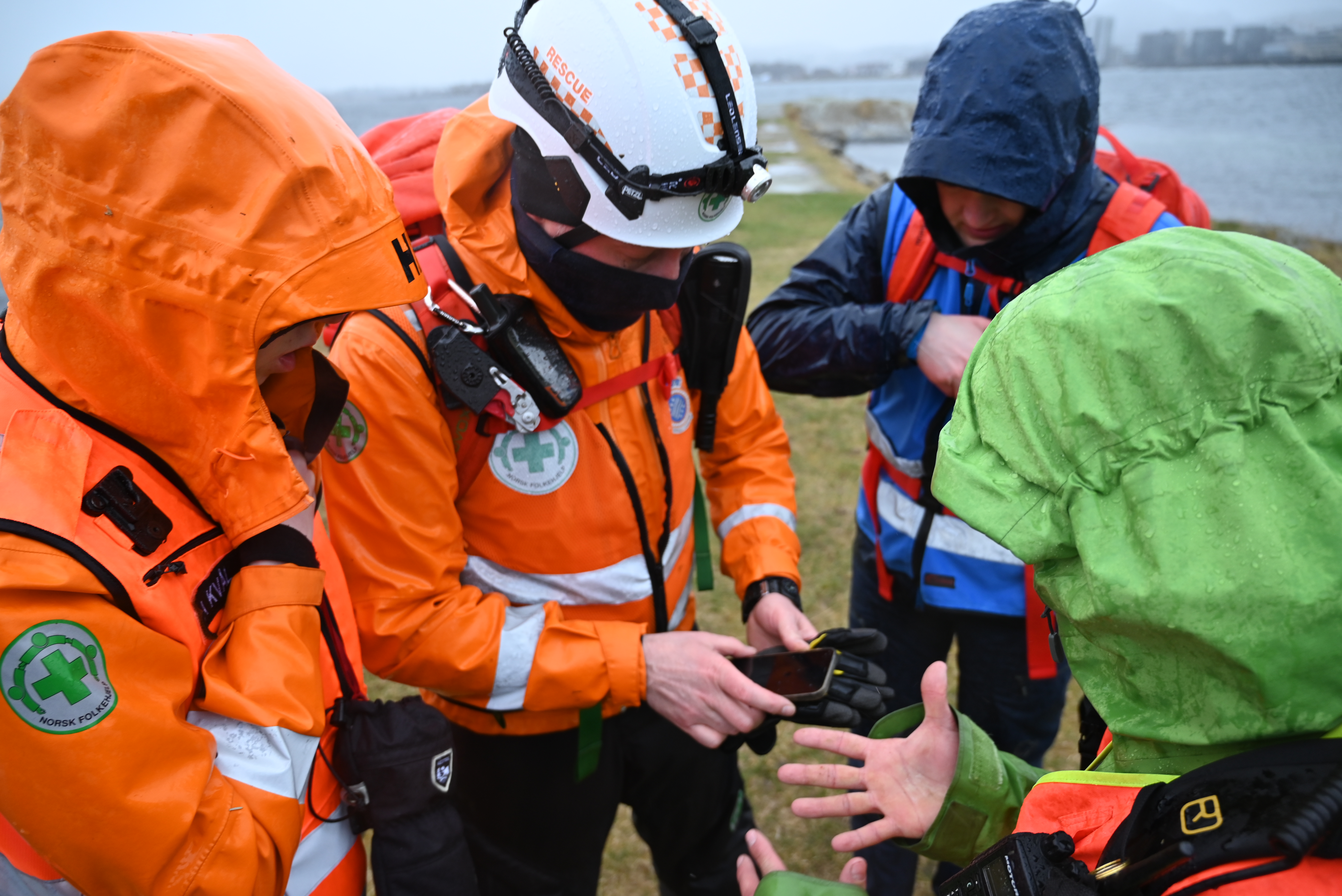 Fire mennesker tester digitale hjelpemidler under en &oslash;velse av Felles aksjonsst&oslash;tteverkt&oslash;y.