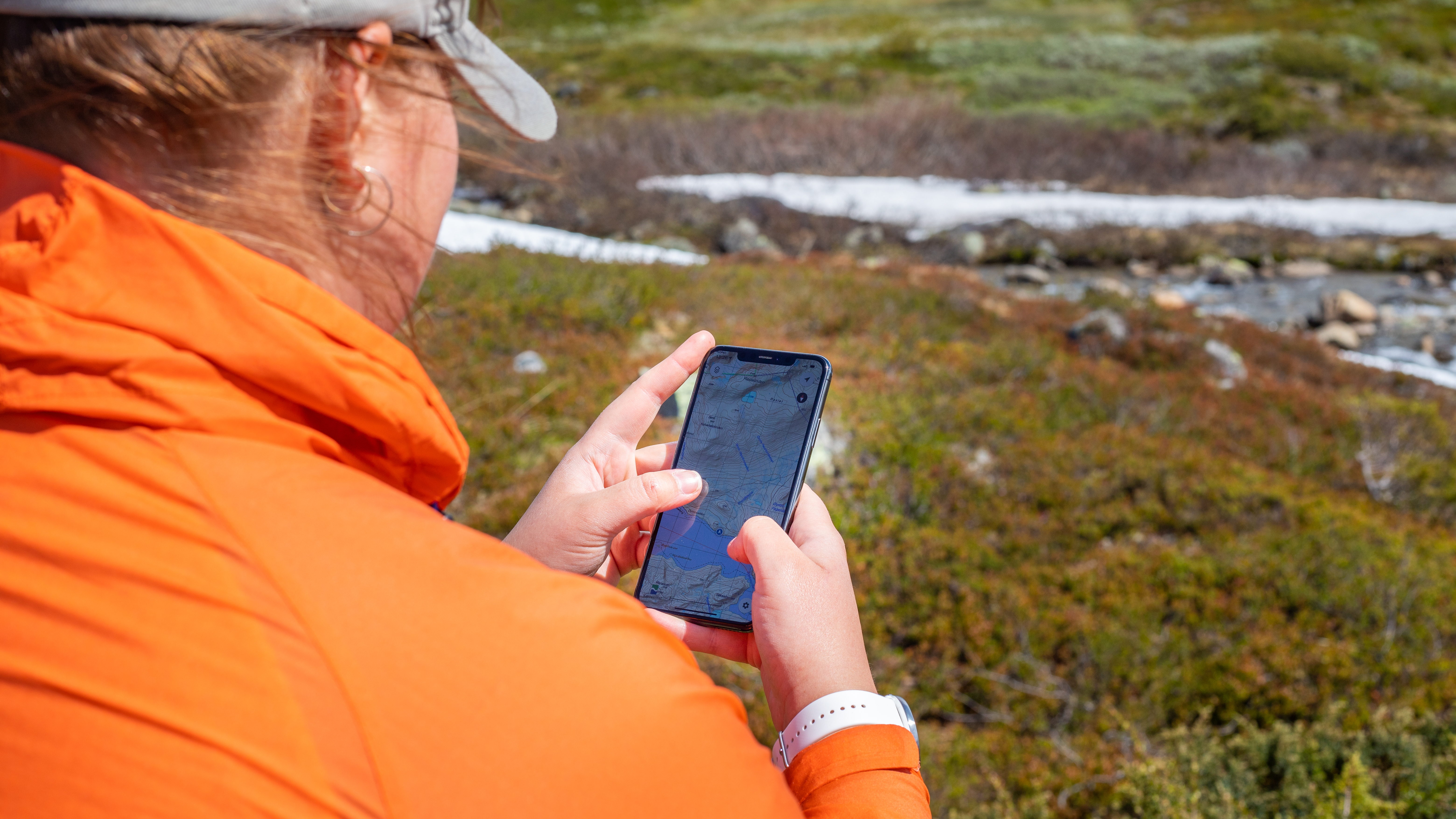Kvinne på tur med Kartverkets gratis kartapp «Hvor?»