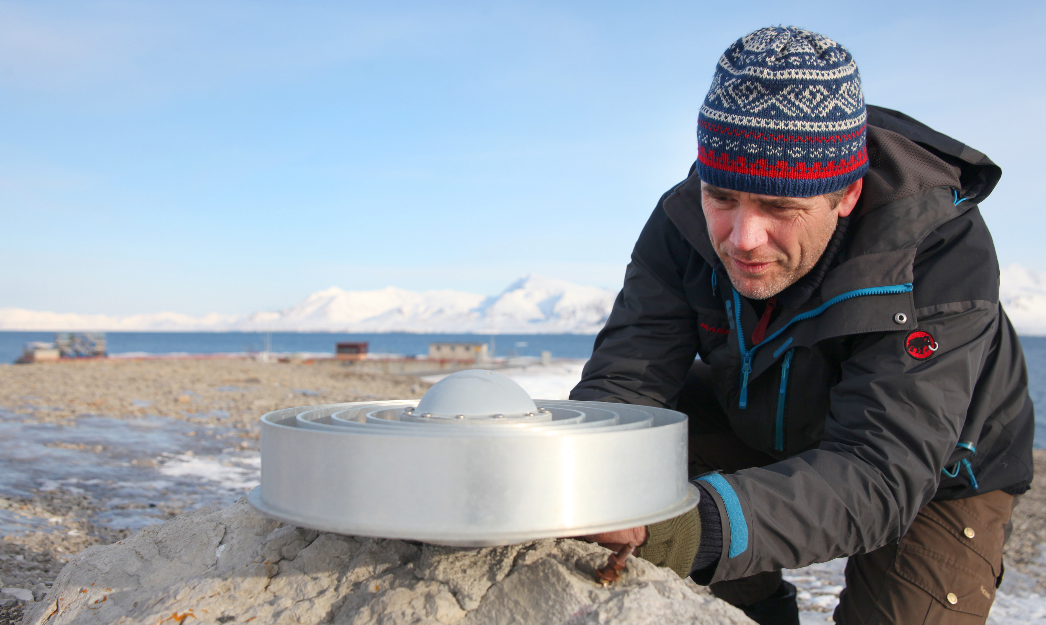 Forskar Halfdan P. Kierulf  montrar GPS og antenne p&aring; ein knaus ved Kongsfjorden i Ny-&Aring;lesund, Svalbard. Foto: Bj&oslash;rn-Owe Holmberg