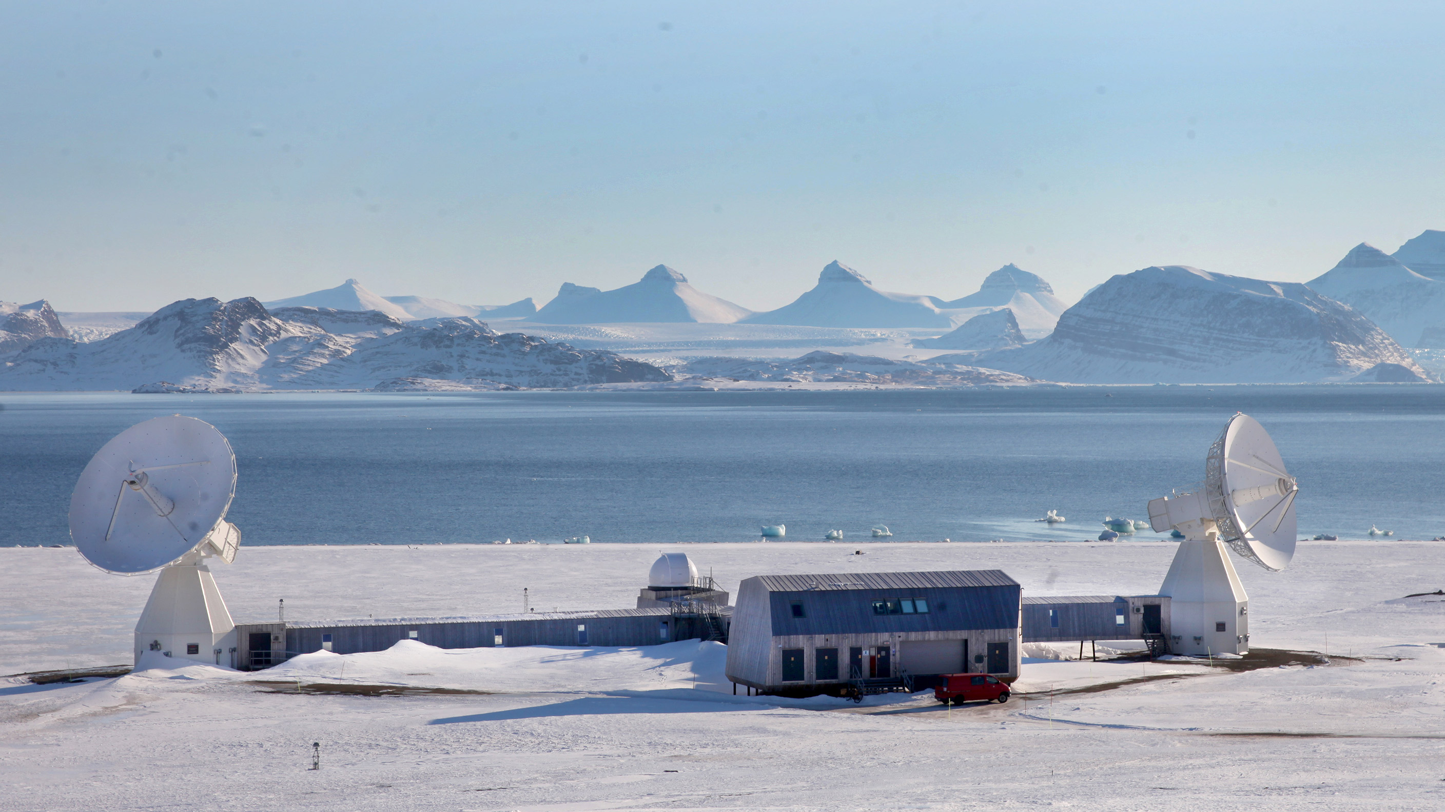 Det geodetiske jordobservatoriet i Ny-&Aring;lesund p&aring; Svalbard. Foto: Bj&oslash;rn-Owe Homberg