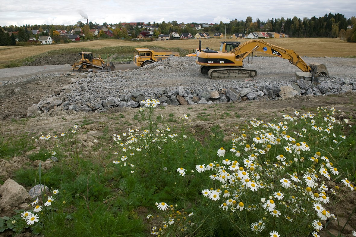 Balderbr&aring; og gravemaskin ved veibygging i Kvakestad i Askim.