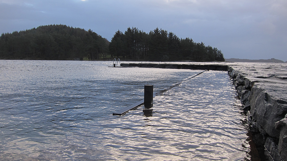 Brygge med høy vannstand på Talgje i Rogaland. Foto.