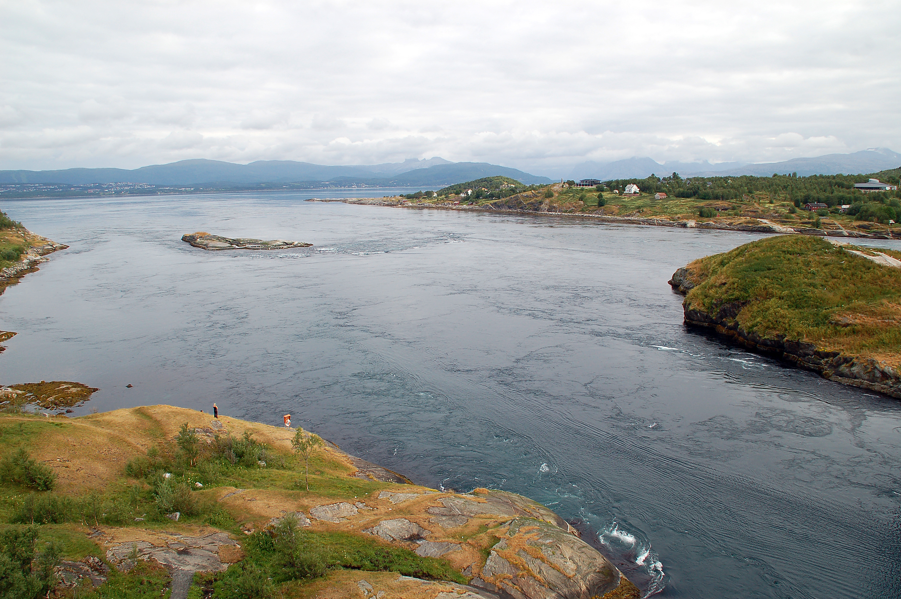 Saltstraumen i Bodø i Nordland, sett fra oven, er Norges mest kjente tidevannsstrøm. Foto: Kari Thoresen
